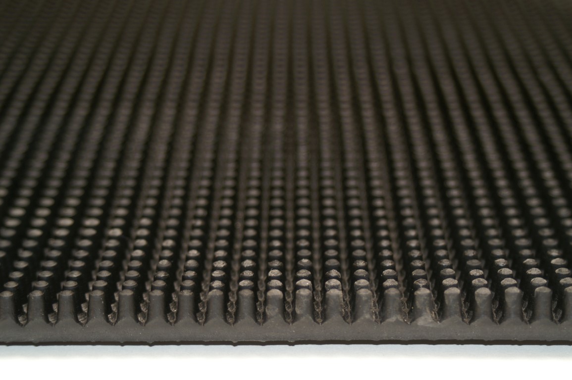 Gummi-Noppenmatte 87cm br. Anbruch lfm.